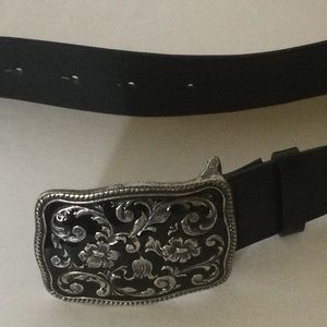 Express belt Size M (42” long including buckle). Made in Italy. Black.. 1.5” wid